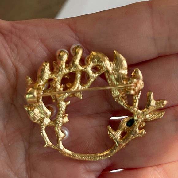 Brooch, wreath, NIP, green,gold& white, circular, 1.5” diam. all year usage - Picture 5 of 9